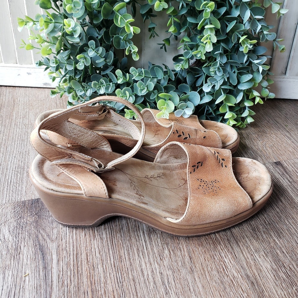 Dansko Tan Leather Floral Leaf Sandals Women's EU 36 US 5.5/6 Made In Portugal